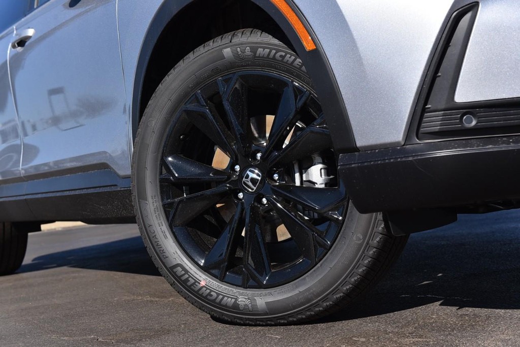 Honda CR-V Hybrid Vehicle Full-screen Gallery Image 3