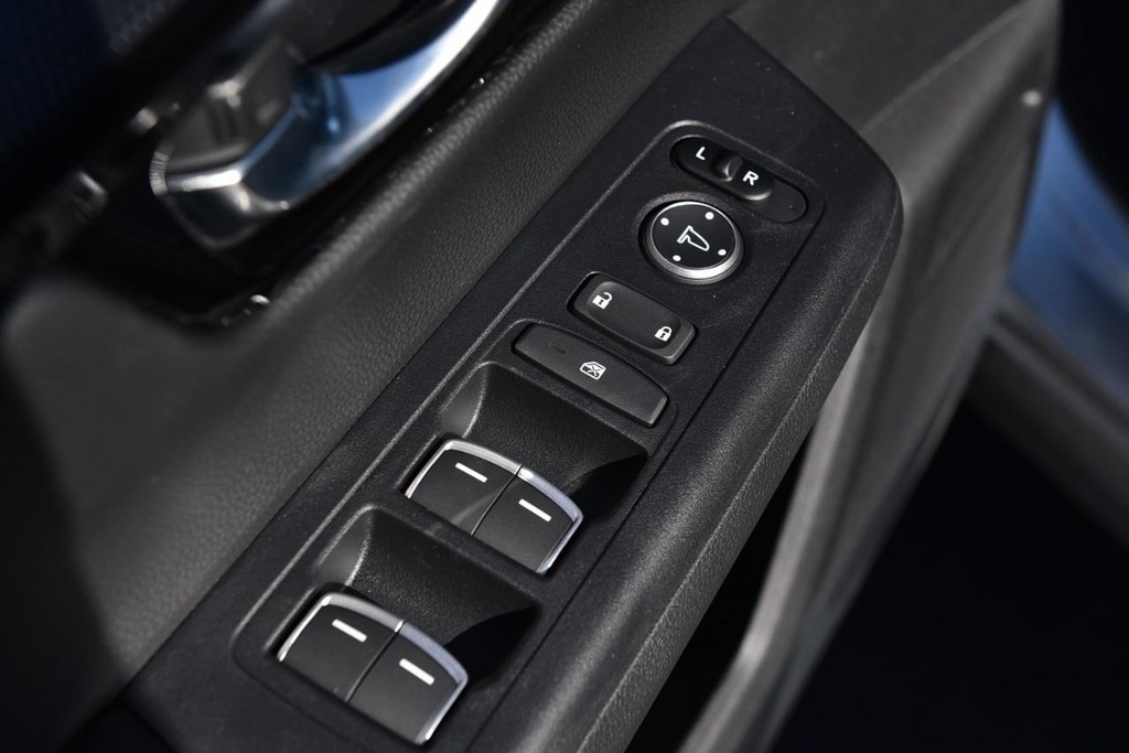 Honda CR-V Hybrid Vehicle Full-screen Gallery Image 8