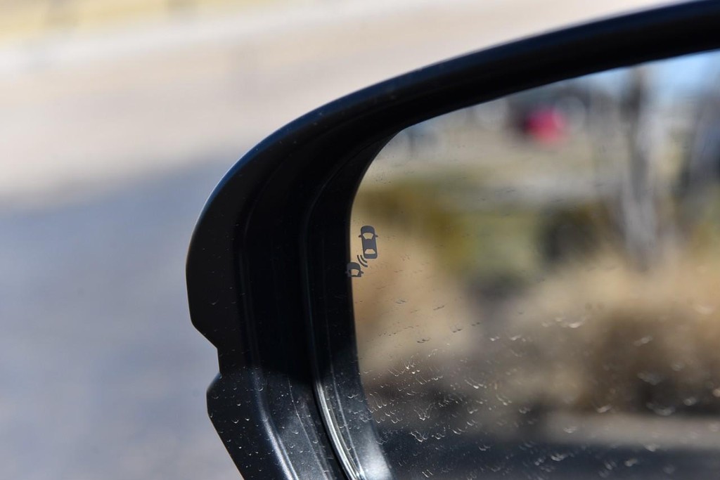 Honda CR-V Hybrid Vehicle Full-screen Gallery Image 10