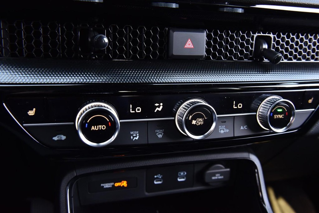 Honda CR-V Hybrid Vehicle Full-screen Gallery Image 16