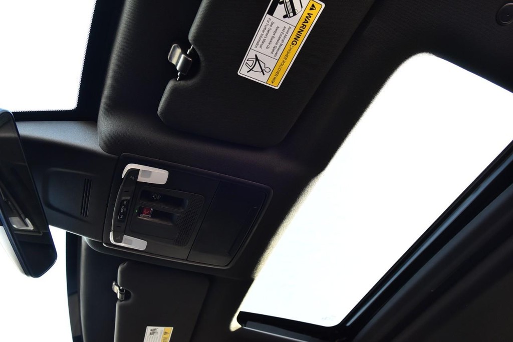 Honda CR-V Hybrid Vehicle Full-screen Gallery Image 24