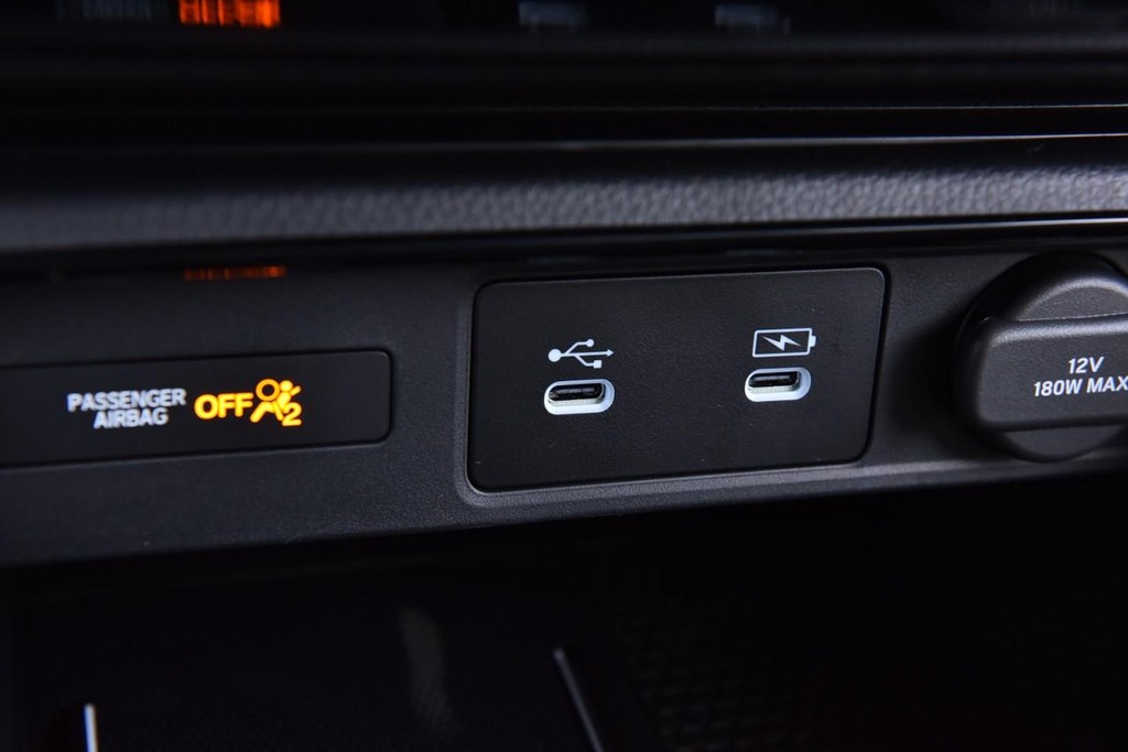 Honda CR-V Hybrid Vehicle Image 17