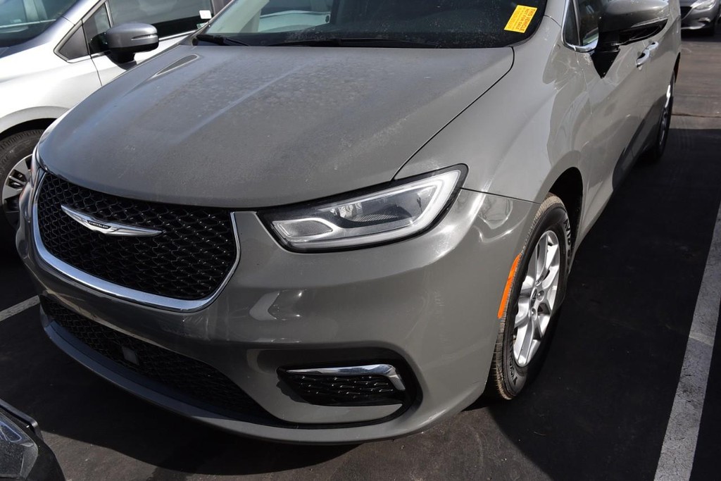 Chrysler Pacifica Vehicle Image 02