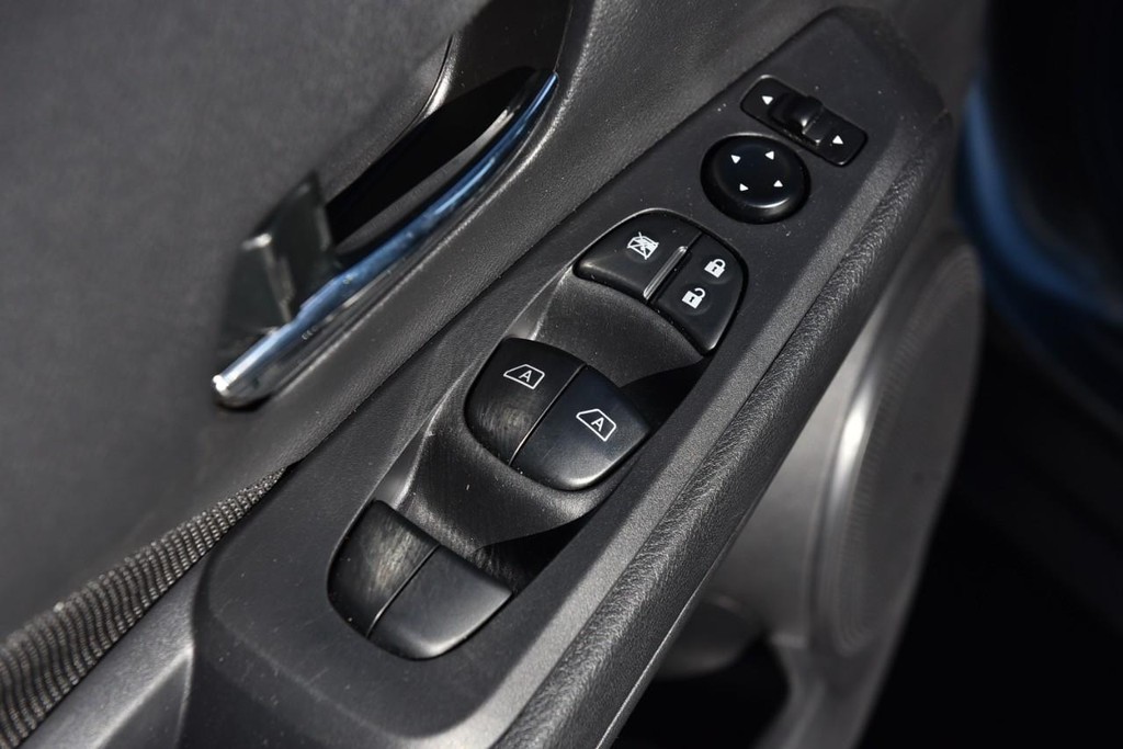 Nissan Kicks Vehicle Image 08