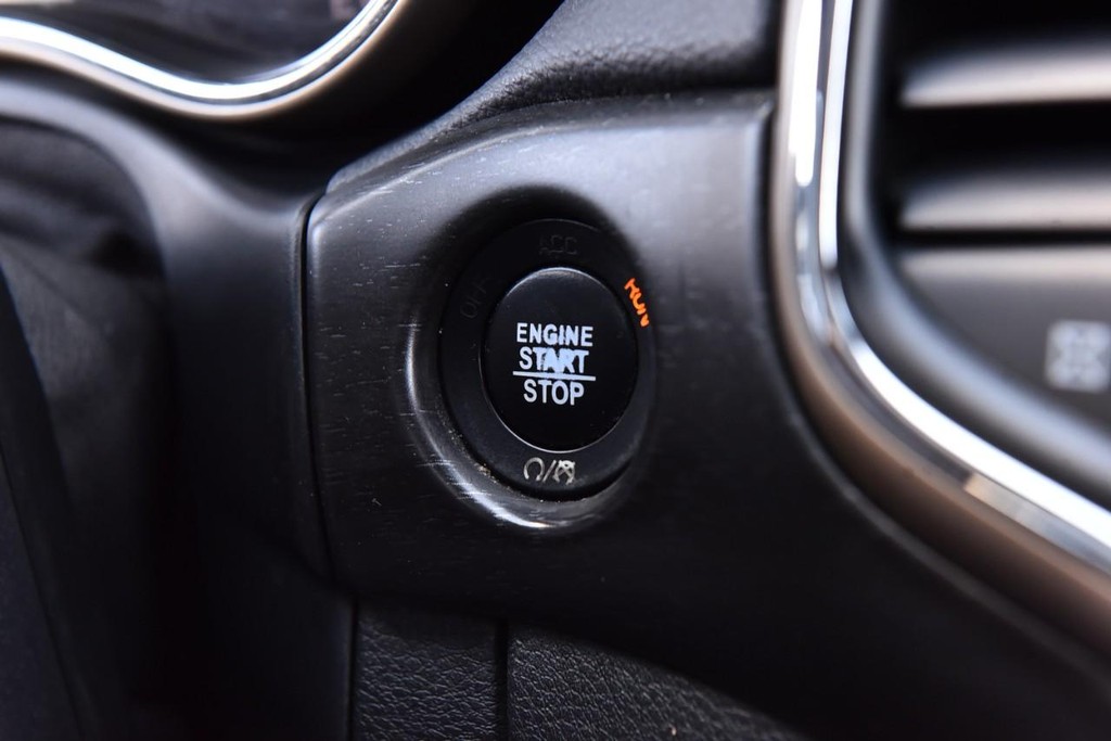 Jeep Grand Cherokee Vehicle Image 15