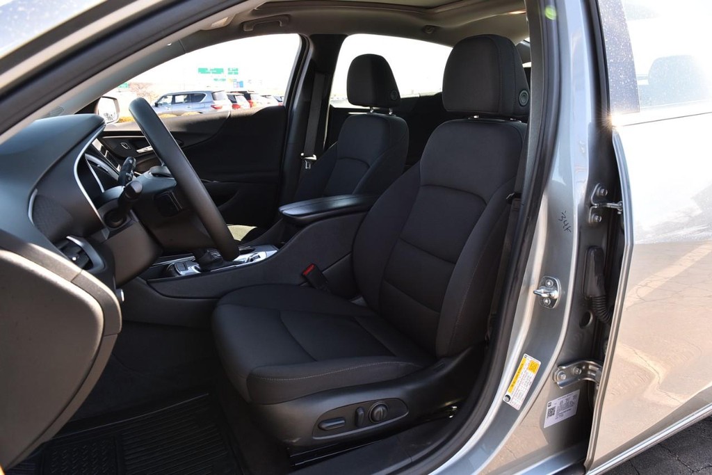 Chevrolet Malibu Vehicle Image 18