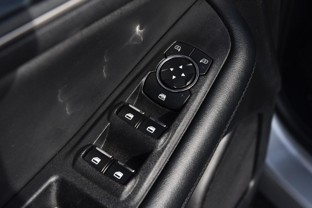 Ford Edge Vehicle Full-screen Gallery Image 8