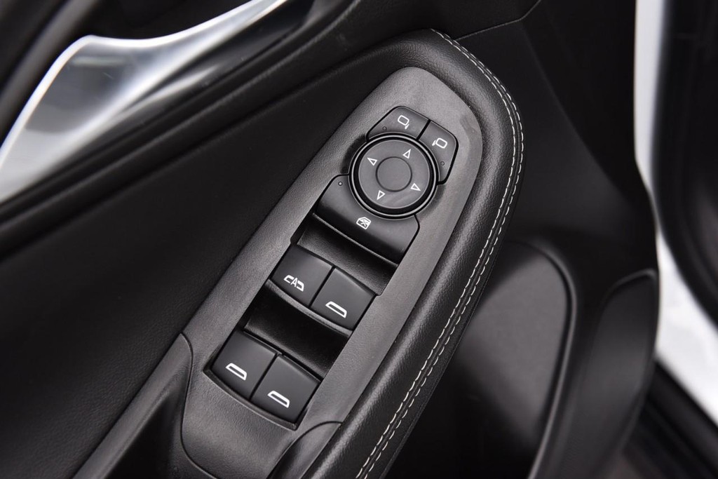 Buick Encore GX Vehicle Full-screen Gallery Image 8