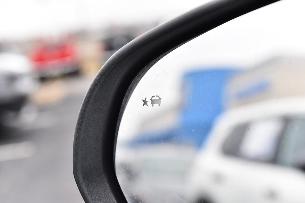 Buick Encore GX Vehicle Full-screen Gallery Image 9