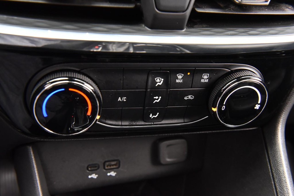 Buick Encore GX Vehicle Full-screen Gallery Image 14