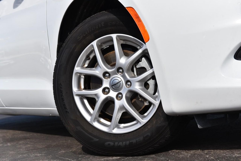 Chrysler Voyager Vehicle Image 03