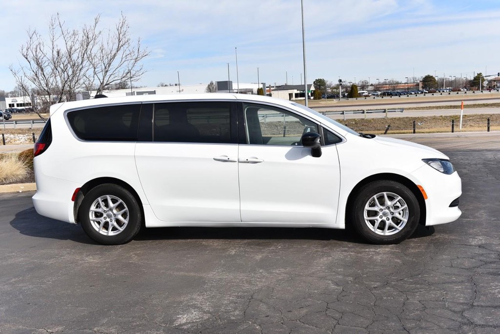 Chrysler Voyager Vehicle Image 05