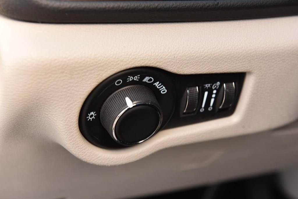 Chrysler Voyager Vehicle Image 10