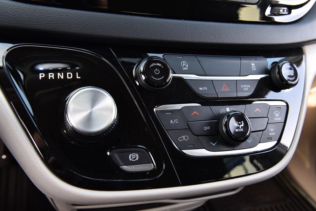 Chrysler Voyager Vehicle Image 14