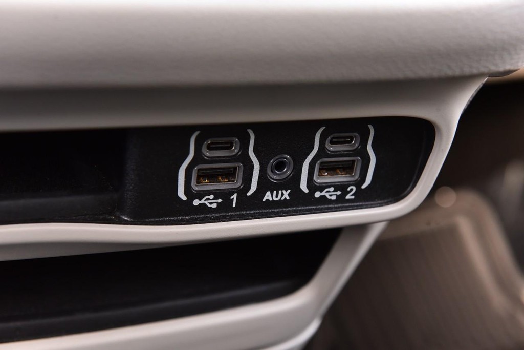 Chrysler Voyager Vehicle Image 15