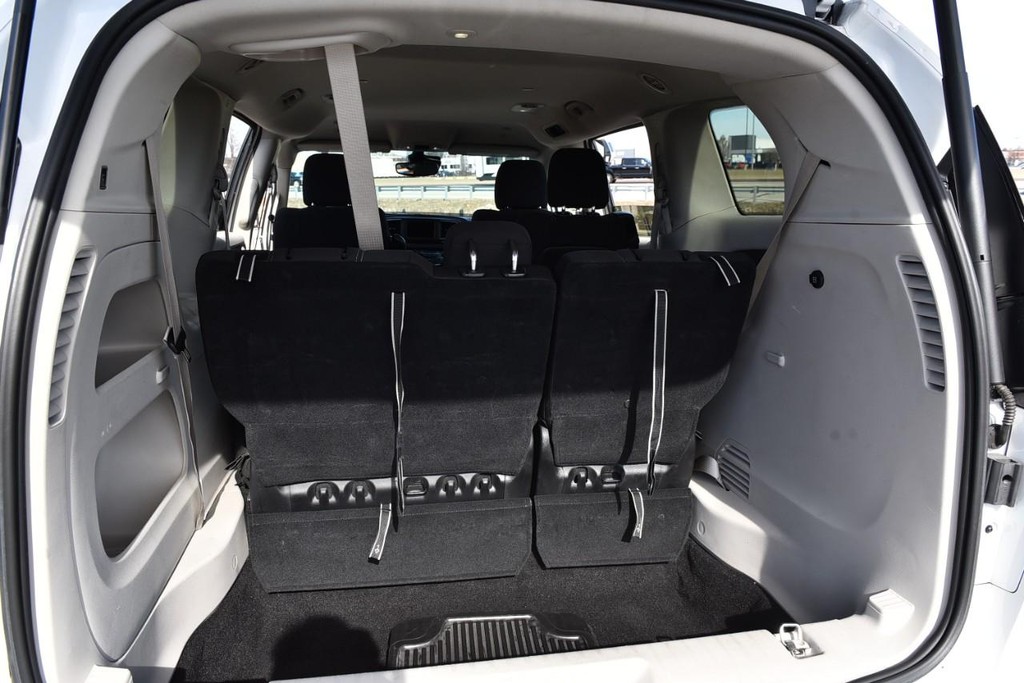 Chrysler Voyager Vehicle Image 24