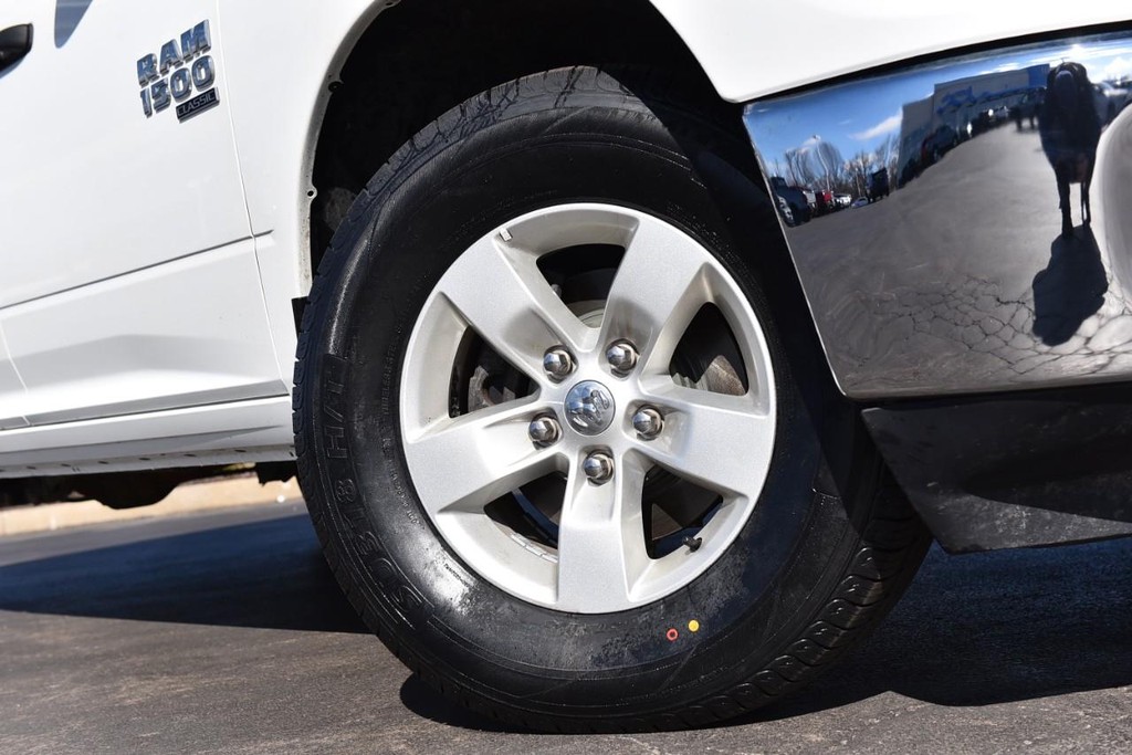 Ram 1500 Classic Vehicle Full-screen Gallery Image 3