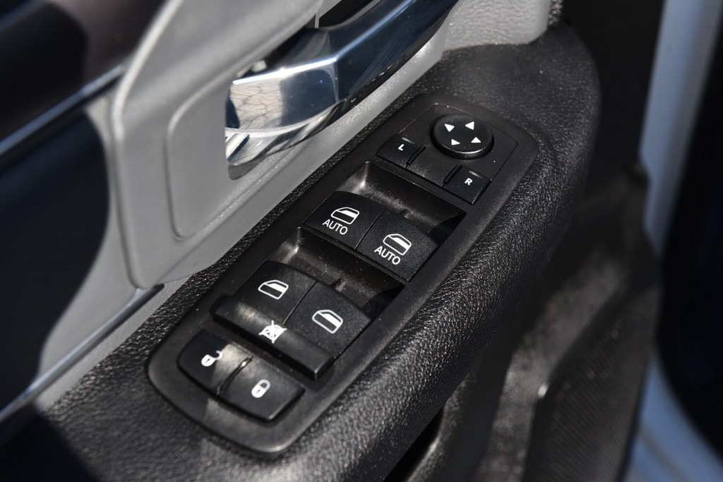 Ram 1500 Classic Vehicle Full-screen Gallery Image 9