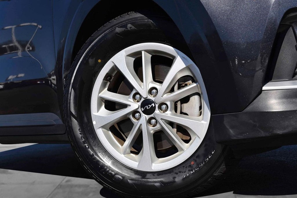 Kia Carnival Vehicle Full-screen Gallery Image 3