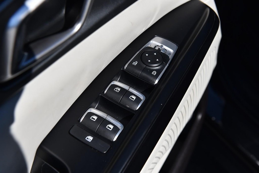 Kia Carnival Vehicle Full-screen Gallery Image 8