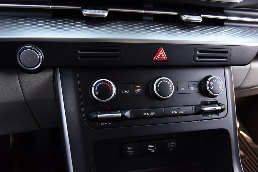 Kia Carnival Vehicle Full-screen Gallery Image 14