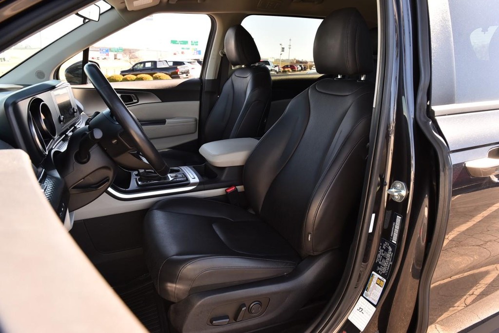 Kia Carnival Vehicle Full-screen Gallery Image 19