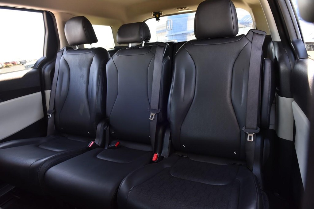 Kia Carnival Vehicle Full-screen Gallery Image 21