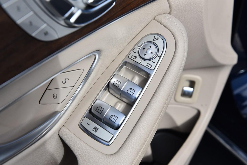 Mercedes-Benz C-Class Vehicle Image 08