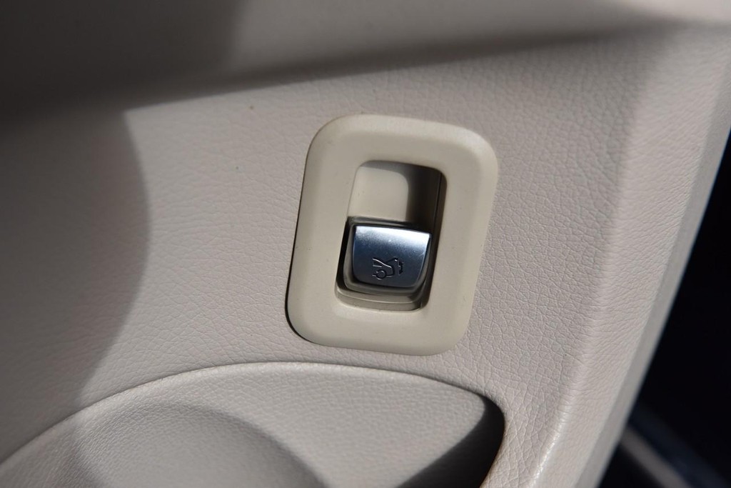 Mercedes-Benz C-Class Vehicle Image 09