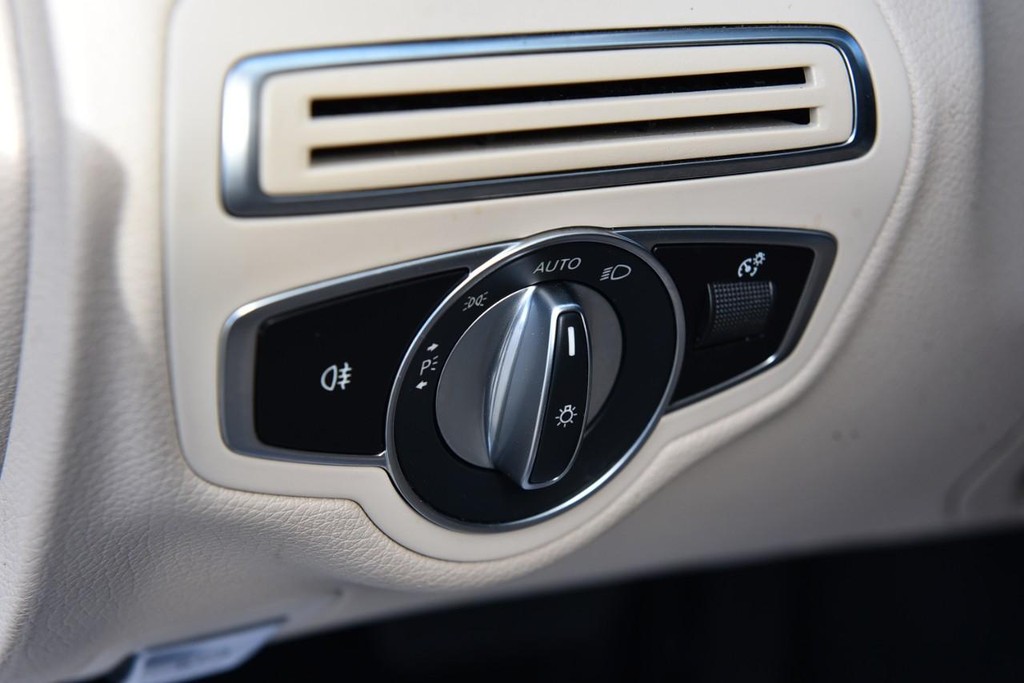 Mercedes-Benz C-Class Vehicle Image 12