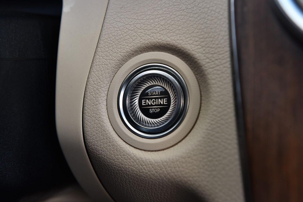 Mercedes-Benz C-Class Vehicle Image 18