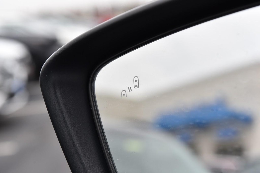 Mitsubishi Eclipse Cross Vehicle Image 09