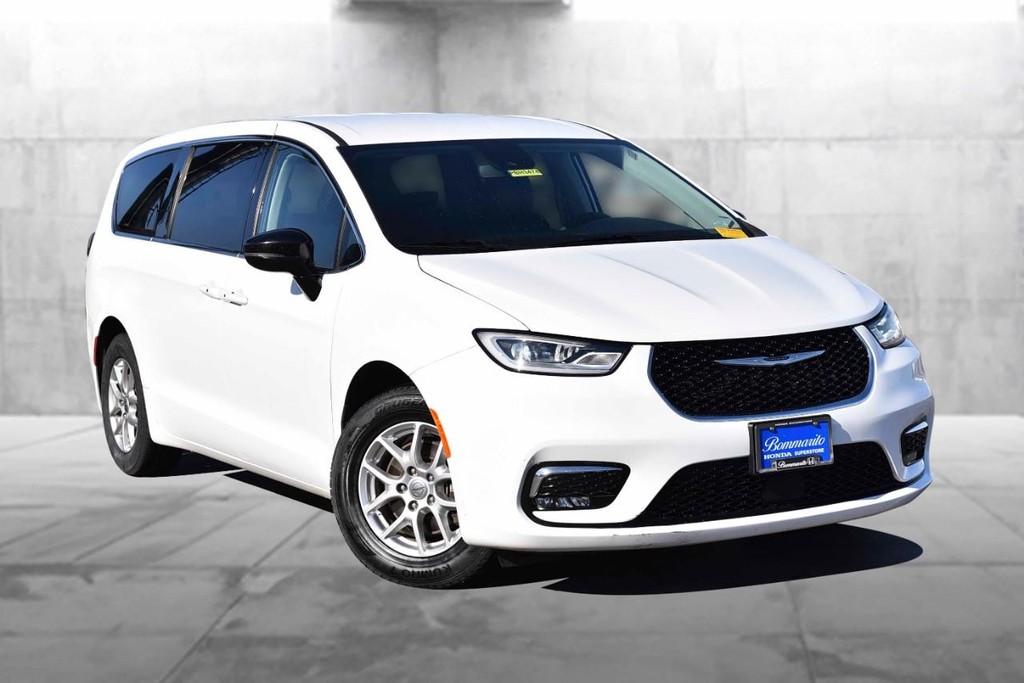 Chrysler Pacifica Vehicle Image 02