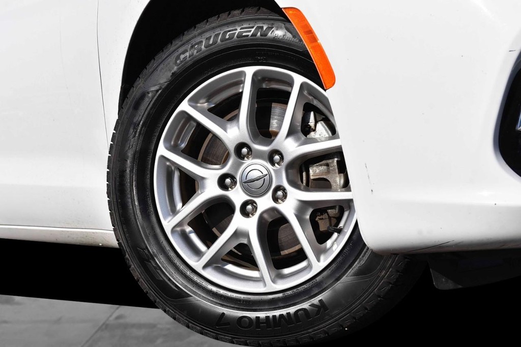 Chrysler Pacifica Vehicle Image 03