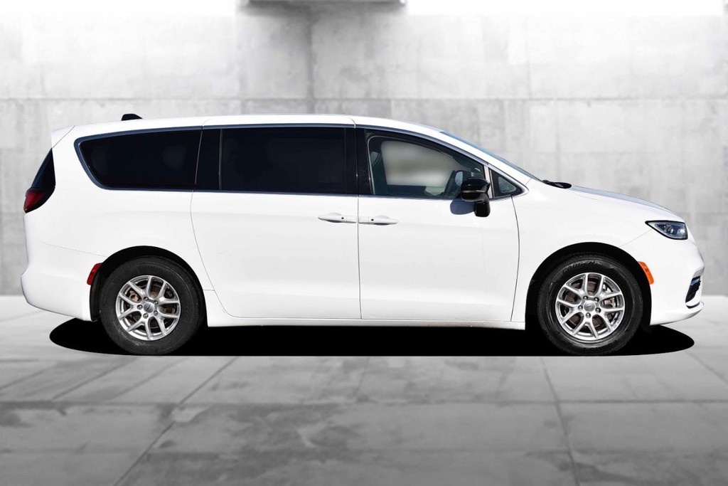 Chrysler Pacifica Vehicle Image 05