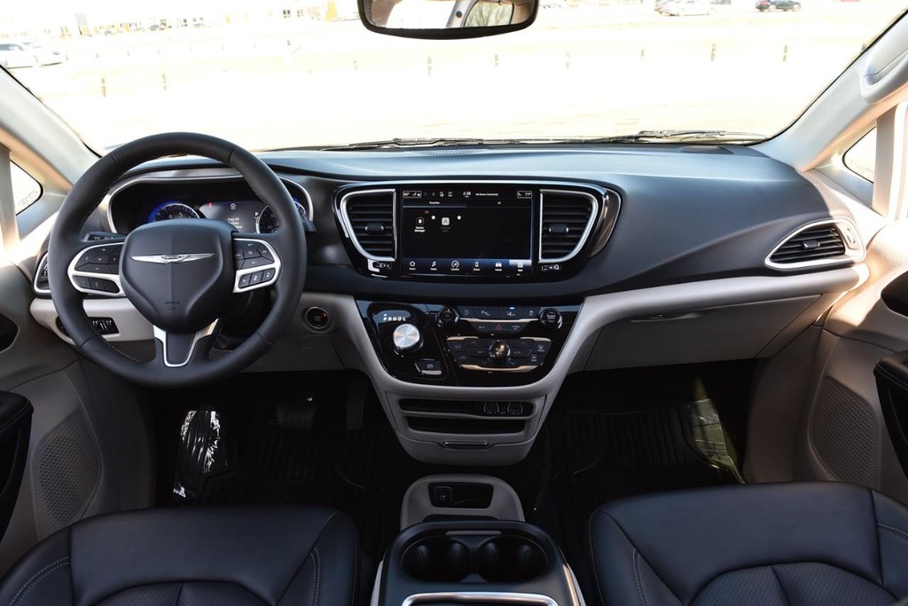 Chrysler Pacifica Vehicle Image 07