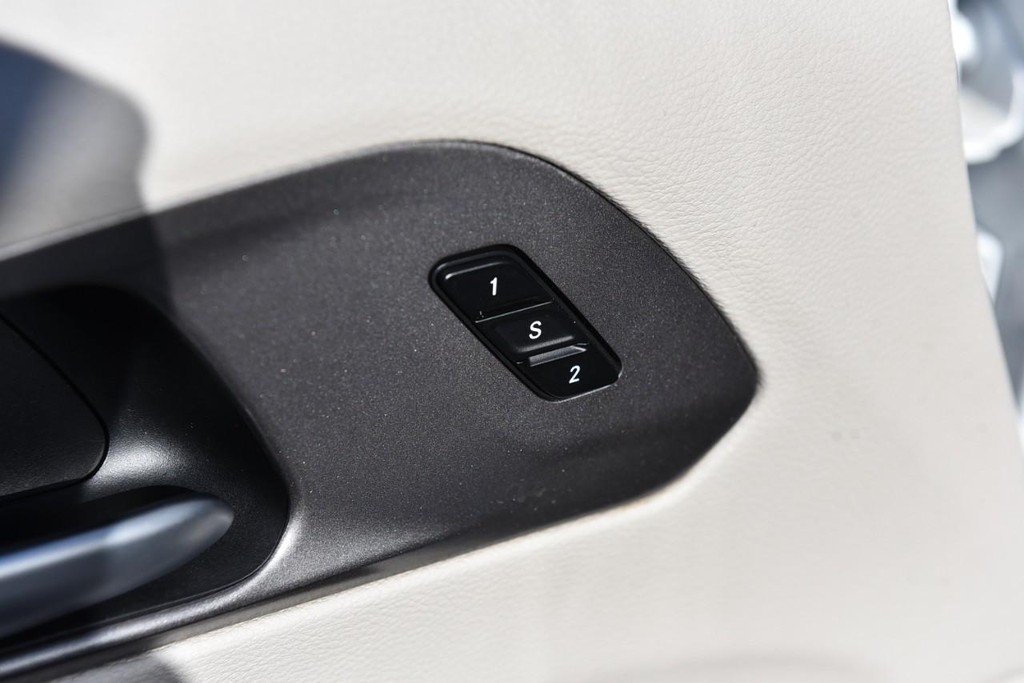 Chrysler Pacifica Vehicle Image 09