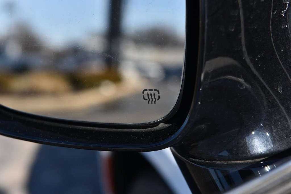 Chrysler Pacifica Vehicle Image 10