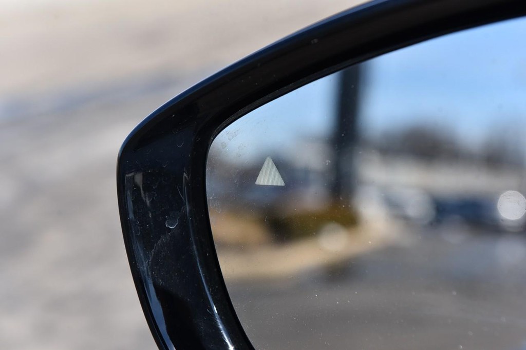 Chrysler Pacifica Vehicle Image 11