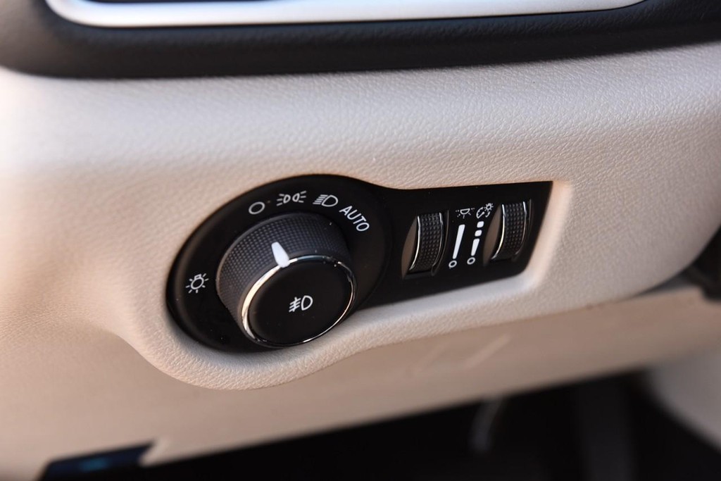 Chrysler Pacifica Vehicle Image 12