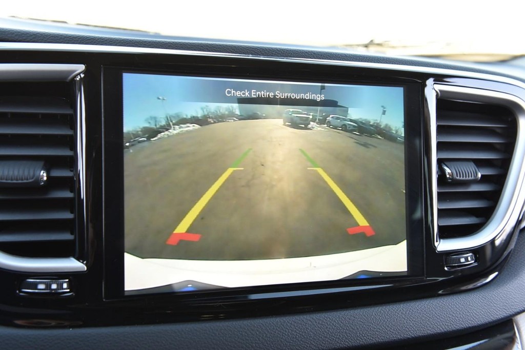 Chrysler Pacifica Vehicle Image 14