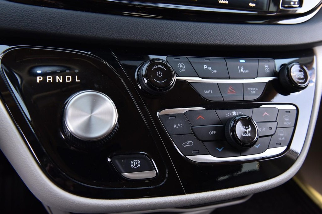 Chrysler Pacifica Vehicle Image 16