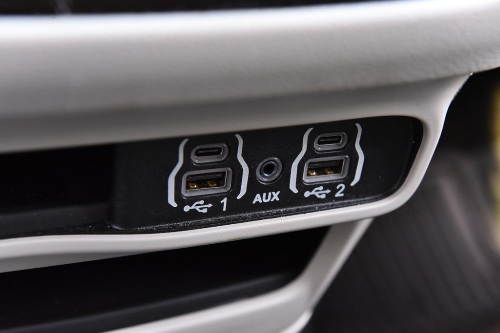 Chrysler Pacifica Vehicle Image 17