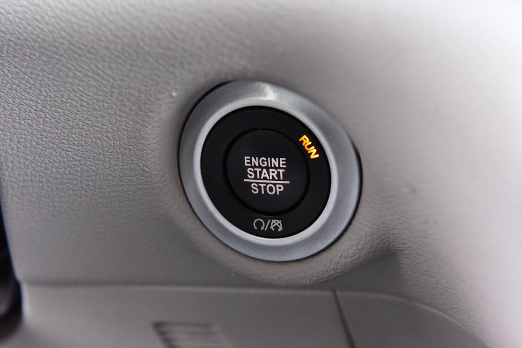 Chrysler Pacifica Vehicle Image 18