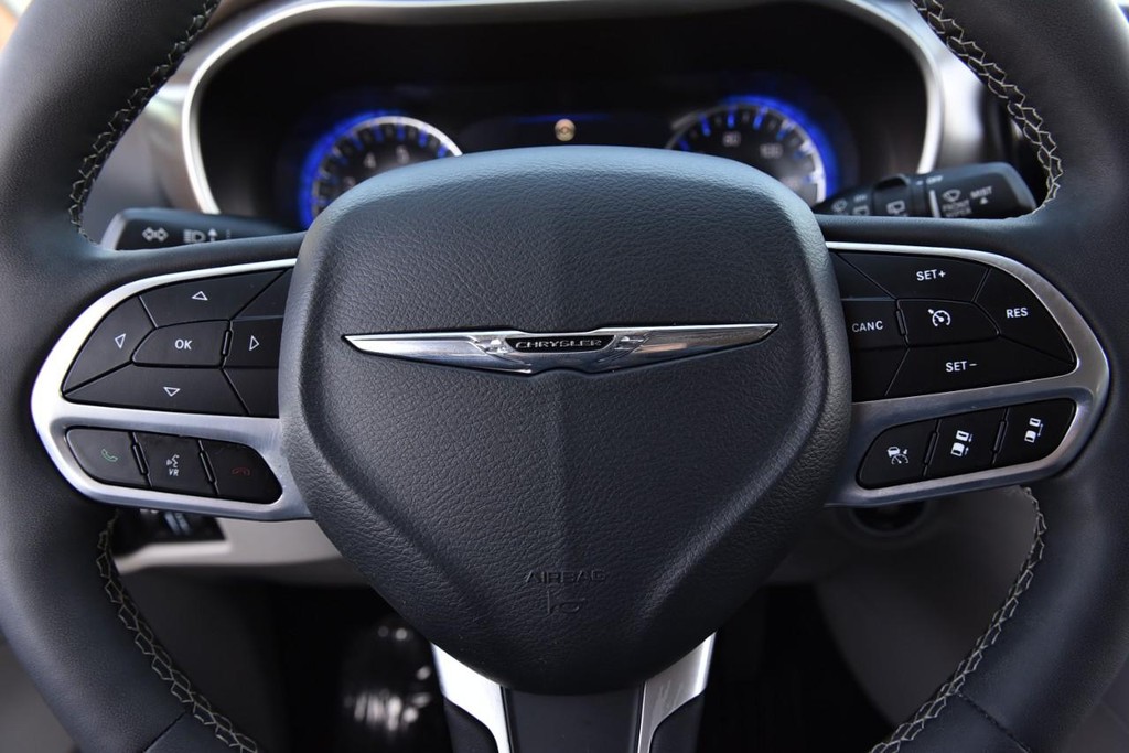 Chrysler Pacifica Vehicle Image 19