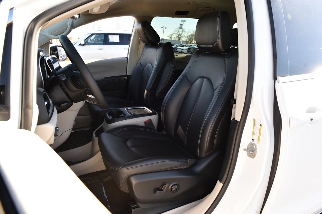 Chrysler Pacifica Vehicle Image 20