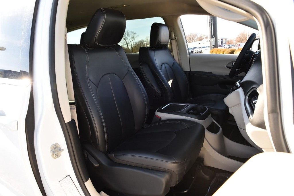 Chrysler Pacifica Vehicle Image 21