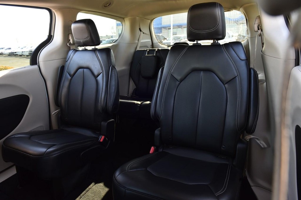 Chrysler Pacifica Vehicle Image 22