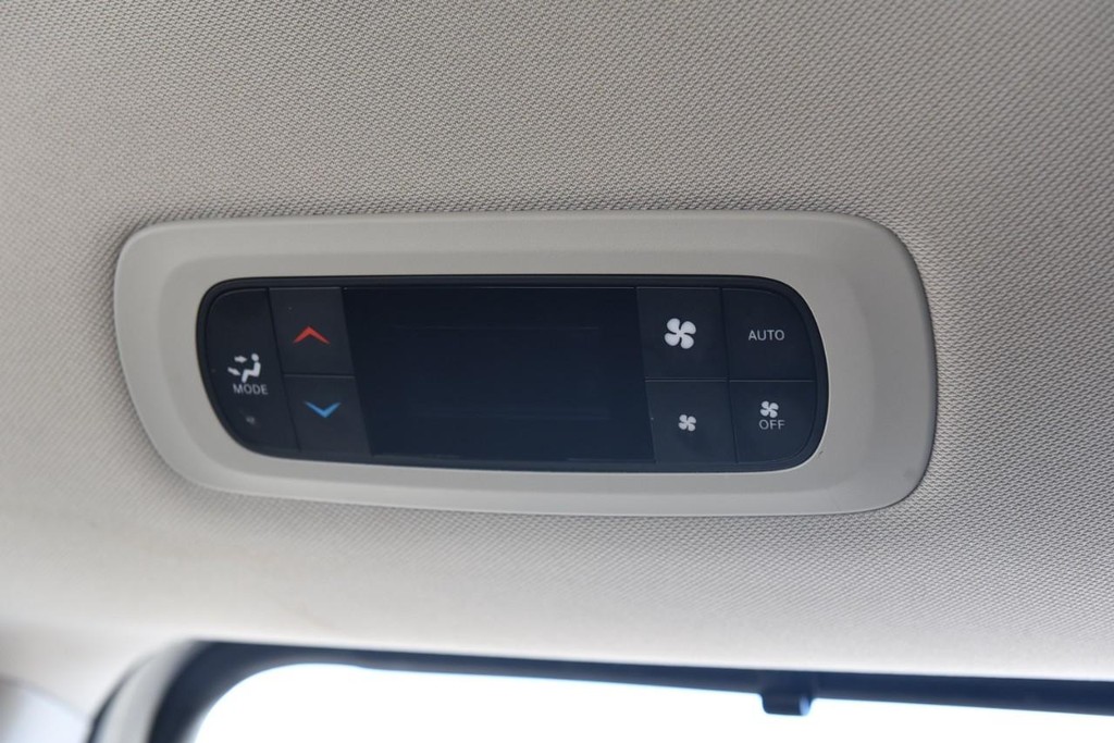 Chrysler Pacifica Vehicle Image 23