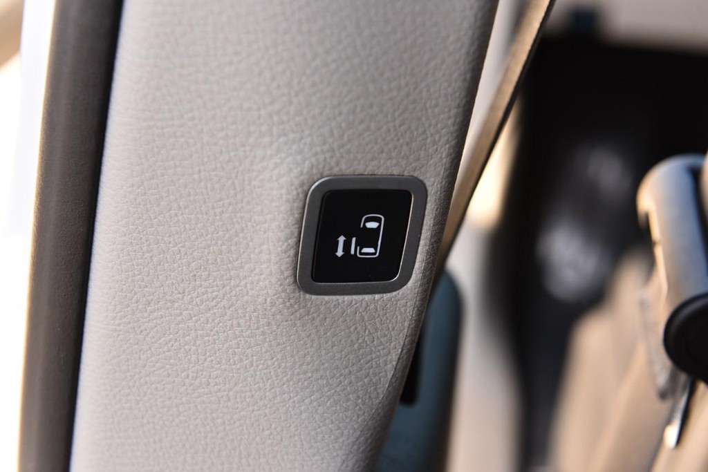 Chrysler Pacifica Vehicle Image 24